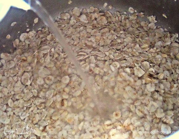 Залить овсяные хлопья быстрого приготовления горячей водой. Добавить соль и ваниль. В оригинале этого не было.