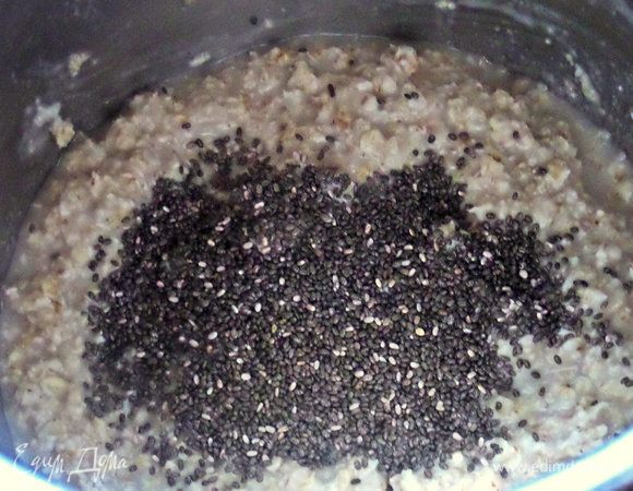 Всыпать семена чиа 2-3 ложки. Перемешать.