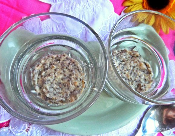 Взять посуду для подачи и на дно положить по ложке овсянки с чиа.