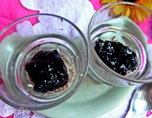 Закрыть черничным джемом. Затем снова овсянки слой.