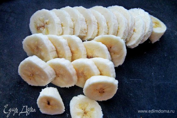 Банан нарезать на тонкие кружочки.