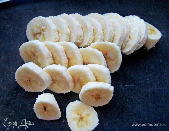 Банан нарезать на тонкие кружочки.