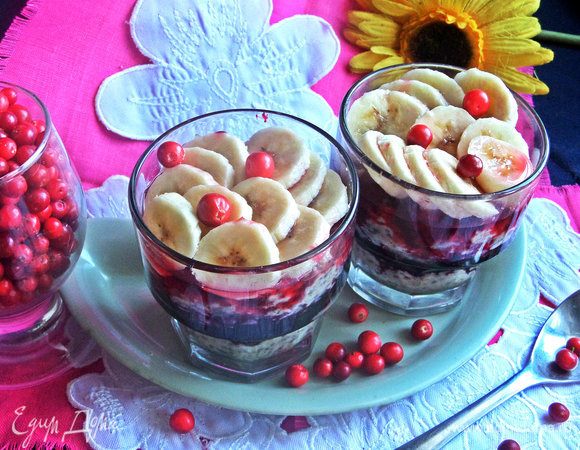 Украсить ягодами.