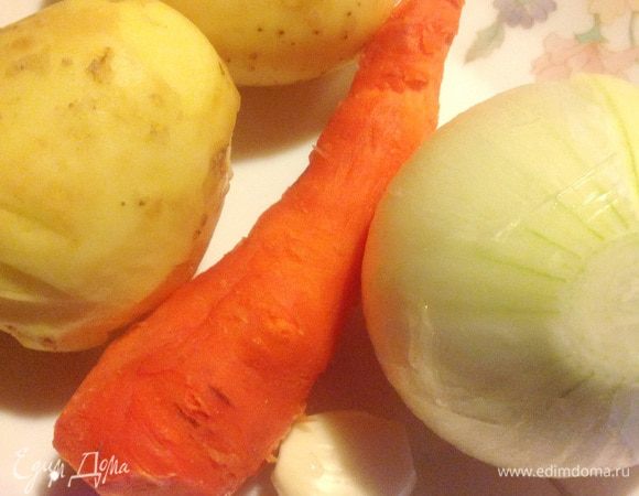 Чистим овощи. 1,5 луковицы нарезаем кубиками. Половинку головки отложить.