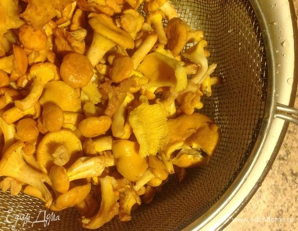 Очищенные и промытые грибы опускаем в кипяток, провариваем минут пять. Обязательно снимаем пену. Затем воду сливаем, а грибы на дуршлаг.