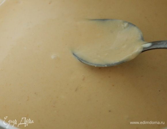 Добавить абрикосовое пюре и еще раз взбить на минимальной скорости.