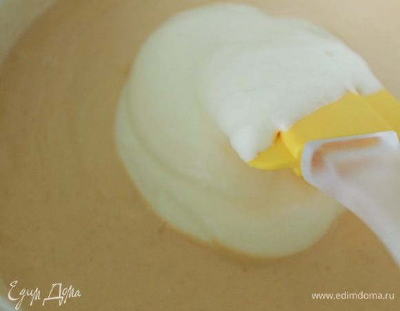 Взбить сливки с сахаром до мягких пиков. Ввести в сырно-фруктовую смесь. 
Вылить мусс в форму эклипс или полусферу диаметром 16-18 см. Поставить в морозилку до полного застывания.