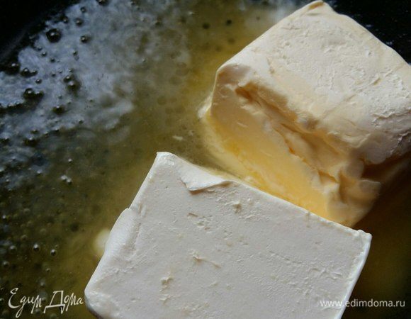 В это время растопить маргарин, остудить немного.