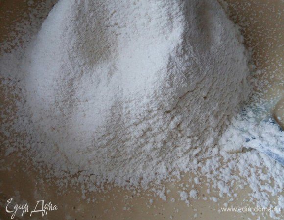 Постепенно добавить просеянную муку. Замесить мягкое тесто.