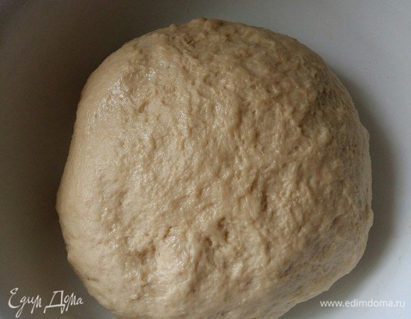 Взять емкость побольше размером, чтобы тесту было где разгуляться, накрыть полотенцем и оставить на 1,5 часа в теплом месте. После обмять и еще оставить на 30 минут. 