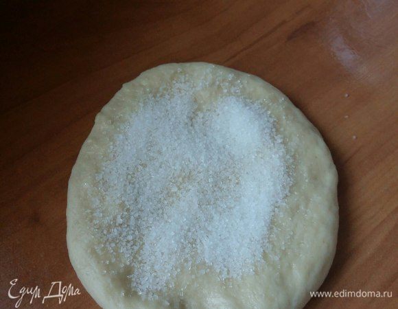 Посыпать 1 ч. л. сахара.