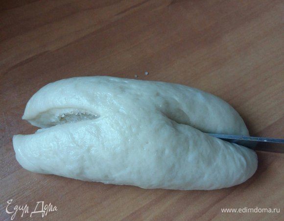 Скатать в рулет. Сделать надрезы ножом с двух сторон.