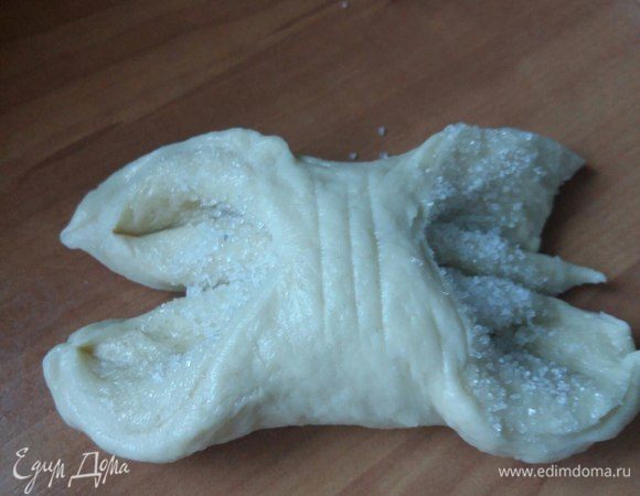 Раскрыть обе стороны. Бантик готов. Так лепим остальные, можно без мака, можно с маком, добавив 1 ч. л. мака вместе с сахаром.