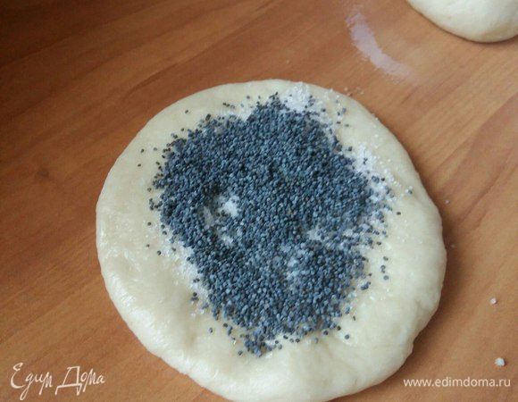 Для плюшки лепешку посыпать сахаром, маком, свернуть в рулет.