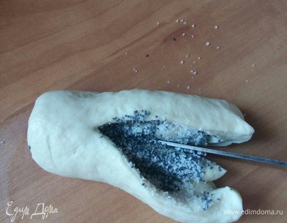 Разрезать с 1 стороны рулетик на 2/3. 