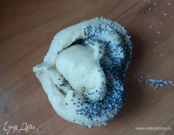 Взять обе половинки, и соединить их с противоположной стороны рулета. Плюшка готова.