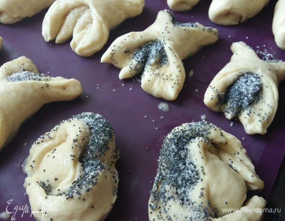 Застелить противень силиконовым ковриком, выложить полученные булочки. Оставить еще минут на 15 для их подъема. Смазать взбитым яйцом и отправить примерно на 15 минут в разогретую до 220°С духовку. Температуру установите по своей духовке, заглядывайте периодически. Пока пекутся булочки, лепим следующие.