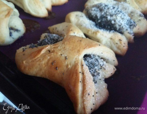 Готовые булочки выложить на блюдо.