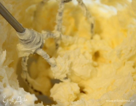 Для песочной основы взбить сливочное масло комнатной температуры с сахарной пудрой.