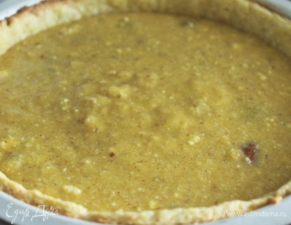 Для франжипана сливочное масло, оба вида муки, сахар, яйца взбить. Поставить в холодильник на 20 мин. Вылить франжипан на песочную основу.