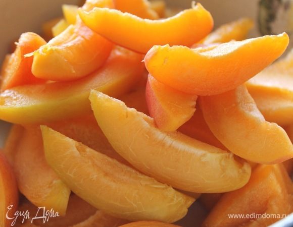 Абрикосы порезать на 4-6 частей. Выложить поверх франжипана.
Смешать молотую лаванду с 2 ст. л. сахара, посыпать сверху абрикосы лавандовым сахаром.
Выпекать в разогретой до 180°С духовке 30-35 мин.