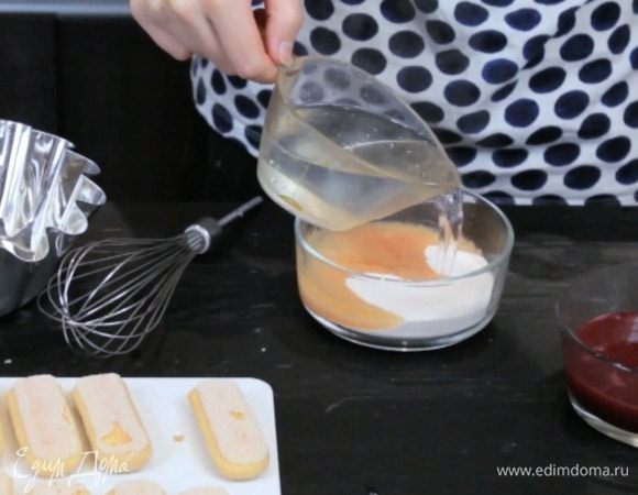 Подготовить печенье савоярди: если они выше, чем форма, то подогнать по размеру. В одну емкость налить кирш или сок, в другой развести желе в кипятке. Я использую пакетированное желе.