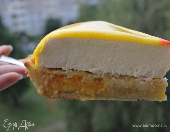 Для глазури замочить желатин. В сотейнике нагреть воду, сахар и сироп глюкозы. Довести до кипения и проварить 15 сек. В мерный стакан поместить сгущенное молоко, белый шоколад, какао-масло, желатин, краситель. Пробить блендером. Рабочая температура 32-38°С.
Замороженный мусс покрыть глазурью и поместить на песочную основу с франжипаном. Отправить тарт в холодильник на несколько часов.