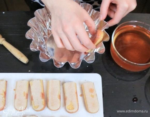 Окунуть одну сторону печенья в кирш или сок, вторую в желе и выложить в форму, сформировав стенки десерта. Внешняя сторона (та, которую мы будем видеть в десерте) должна быть покрыта желе.