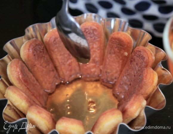 После того, как все печенья будут выложены, на дно формы наливаем желе. Это будет верх десерта. наливаем где-то 0,5 см, чтобы чуть-чуть зайти и захватить печенье. Убрать форму на 1 час в холодильник.