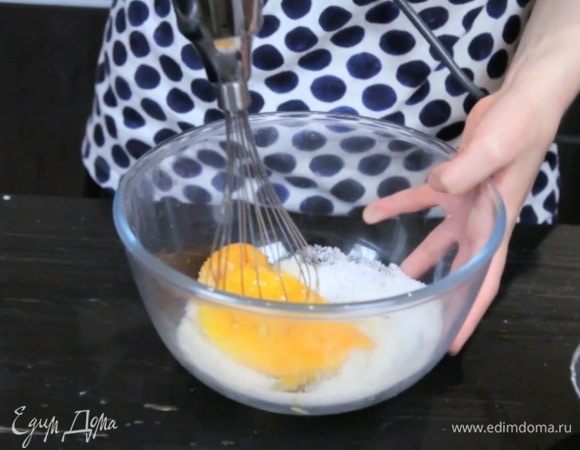 Пока масса остывает, подготовим первую часть крема. Для этого растираем желтки с сахаром добела, параллельно нагреваем молоко и в отдельной мисочке замачиваем листы желатина в воде.