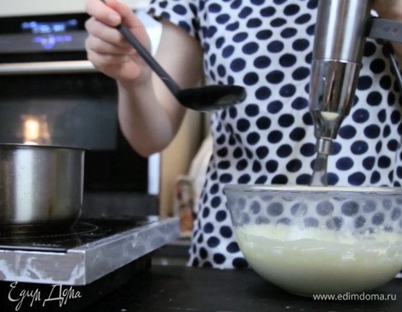Как только желтки загустели и побелели, наливаем к ним часть горячего молока, не переставая взбивать.