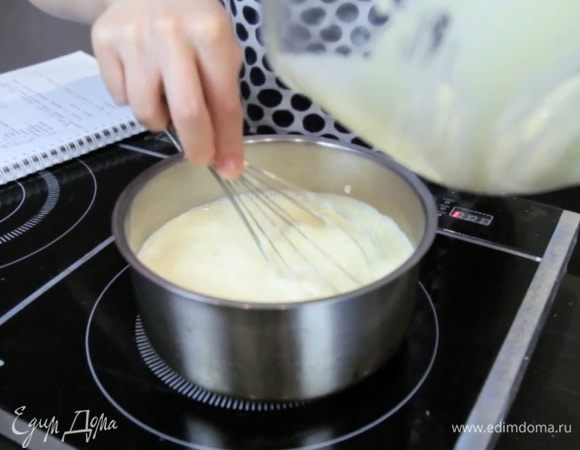 Взбиваем буквально минуту  и переливаем к оставшемуся молоку. Молоко продолжаем нагреваться на плите. Постоянно помешивая, увариваем крем до густоты.