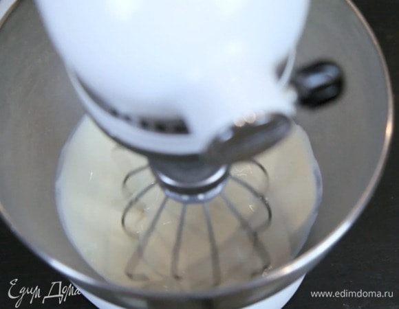 Как только заварной крем остынет, взбиваем сливки до плотных пик и в три захода примешиваем к заварному крему. В этот момент можно примешать в крем цукаты, если вы их любите.
