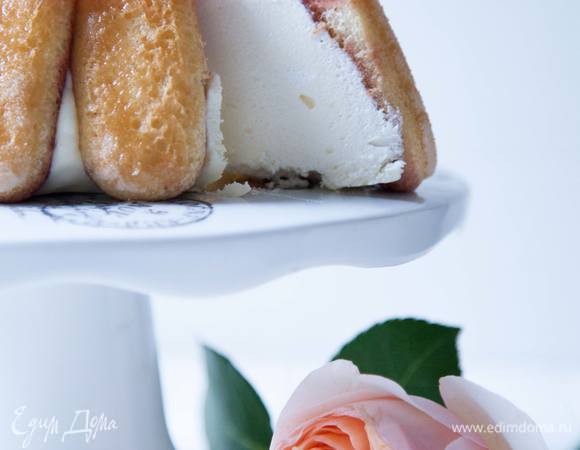 Чтобы достать десерт достать из формы, переворачиваем его в форме на сервировочную тарелку. А затем либо намачиваем полотенце в кипятке и кладем поверх формы, оставив так на пару минут, либо прогреваем форму с помощью фена. За счет горячего полотенца или воздуха желе немного подтает и десерт легко выйдет из формы. 