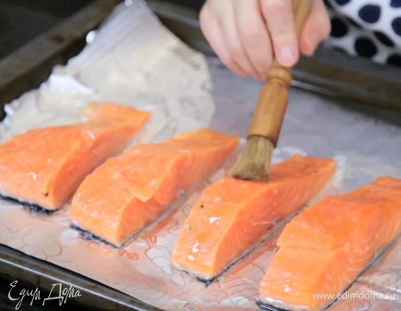 Рыбу нарезать на 4 порции, выложить на противень, смазать маслом, посыпать солью, перцем и сушёным чесноком. Убрать в духовку в режиме гриль на 6-8 минут.