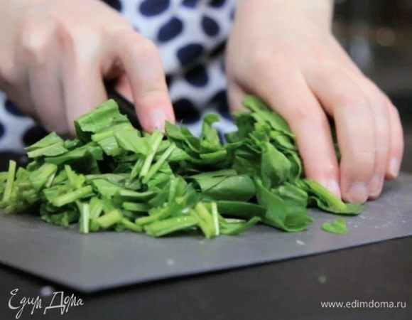 Измельчить салатную зелень, нарезать авокадо дольками, мелким кубиком лук, а цитрусовые разобрать на сегменты: