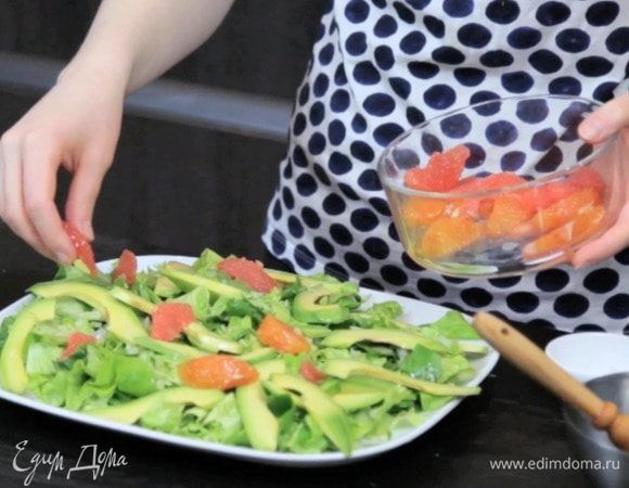 Собрать салат: выложить на блюдо подушку из салатных листьев, посыпать луком, добавить дольки авокадо и цитрусовых.