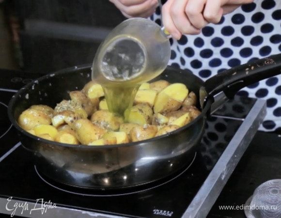 Затем влить бульон, сок лимона и добавить орегано по вкусу.