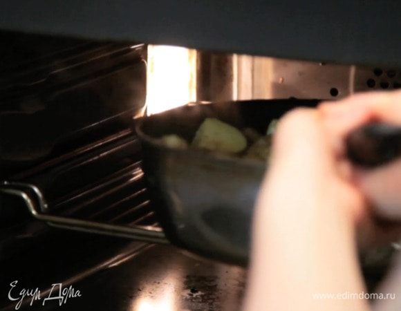 Довести жидкость до кипения и убрать в духовку на 1 час. Если жаропрочной сковороды нет, то обжарить и довести до кипения в обычной, а затем переложить все в форму для запекания.