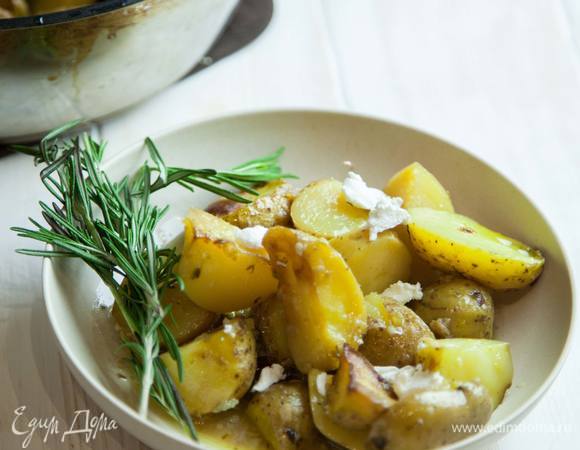 Перед подачей посыпать фетой и украсить зеленью.