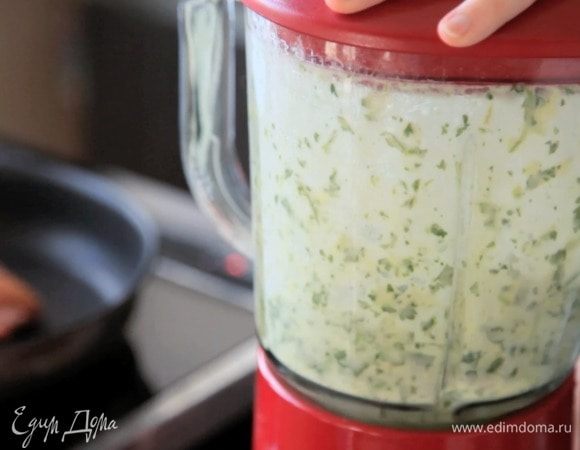Для заправки взбить все ингредиенты в блендере до однородности.