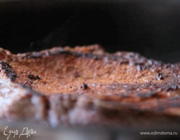 Обжарить на сковороде. Степень прожарки выбирайте сами. Как только мясо будет готово, переложить его на тарелку и накрыть фольгой.