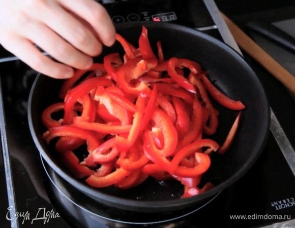 Обжарить перец с луком 5-6 минут. Нарезать авокадо.