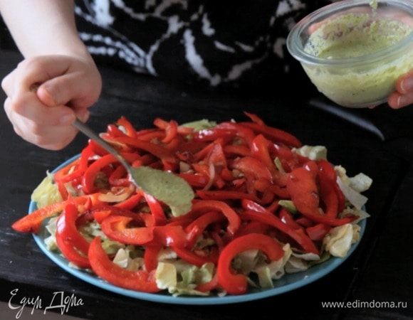 Затем — перец с луком и снова часть заправки.
