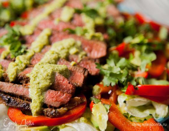 Выложить по центру и сверху украсить остатками заправки и кинзой.