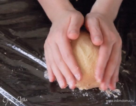 В конце всыпать муку и соль, перемешать до однородности. Сформировать шар, завернуть в пленку и убрать в холодильник на 2-3 часа.