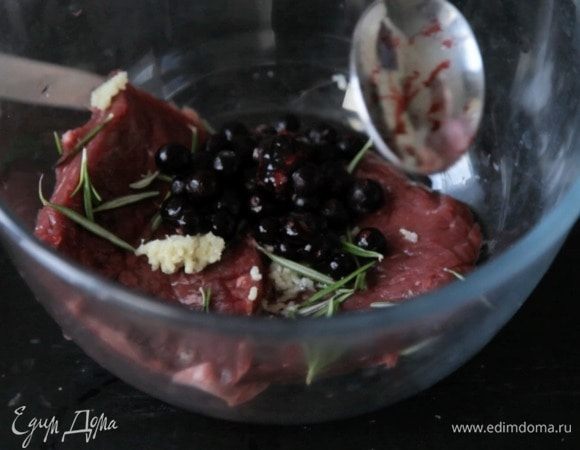 Смешать для маринада смородину, листья розмарина, уксус, масло и чеснок. Замариновать в этом мясо минут 10-15, можно и дольше.
