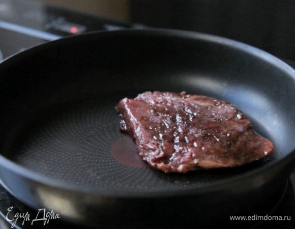 Хорошо разогреть сковороду, выложить мясо и жарить 2 минуты.