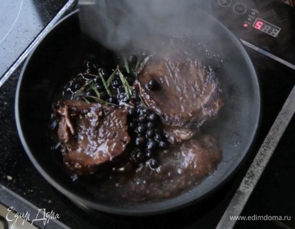 Затем перевернуть куски, жарить 1 минуту, влить соус и обжаривать все вместе пару минут. За этого время мясо приготовится (будет средняя прожарка) и соус уварится.