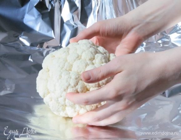 Разогреть духовку до 240°С. Сложить на противень листы фольги крест-накрест, в середину —
 кочан капусты.